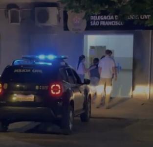 Momento em que a suspeita do crime chega à delegacia de Polícia Civil
