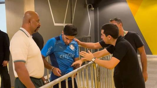 Momento em que Abel Ferreira tomou o celular das mãos do repórter da TV Globo