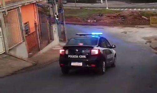 Momento em que autor é preso e levado pela Polícia Civil