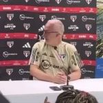 Gabigol interrompe coletiva e manda beijo para Dorival Júnior, técnico do São Paulo