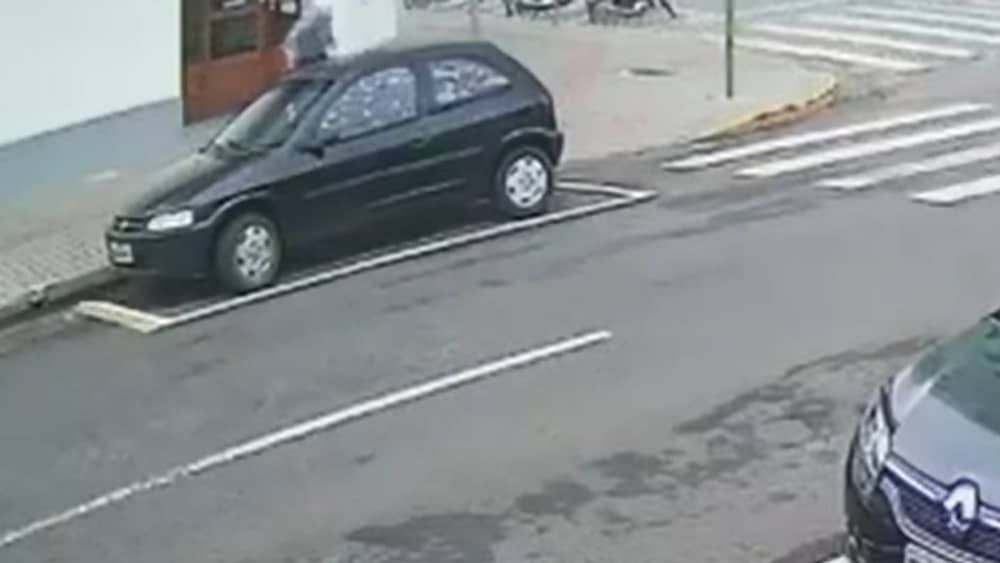 Vídeo: ventania derruba idoso de 79 anos no meio da rua no Paraná 