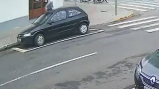 Momento em que idoso é jogado no chão pela ventania