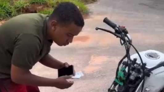 Momento em que moto roubada foi encontrada foi registrado nas redes sociais