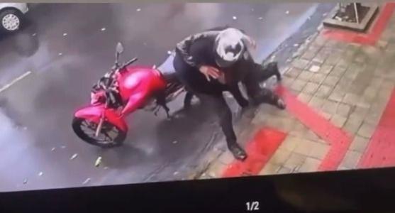 Momento em que o motoboy se aproveita de distração do autor do crime e reage ao assalto