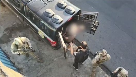 Momento em que o suspeito é preso, em sua casa, em Ibirité, na Grande BH