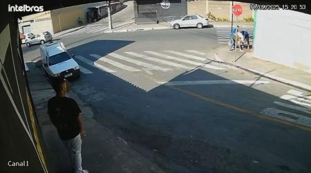 Momento em que policiais e traficante entram em luta corporal no bairro Funcionários, em Contagem