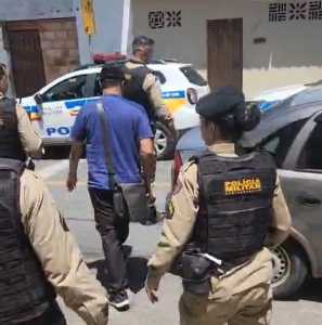 Momento em que policial militar da reserva é conduzido à delegacia