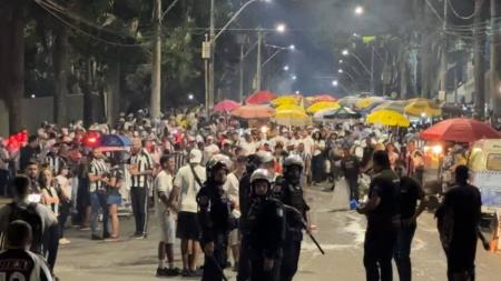 Momento em que policiamento e fiscalização chegaram para coibir ambulantes no entorno do Mineirão