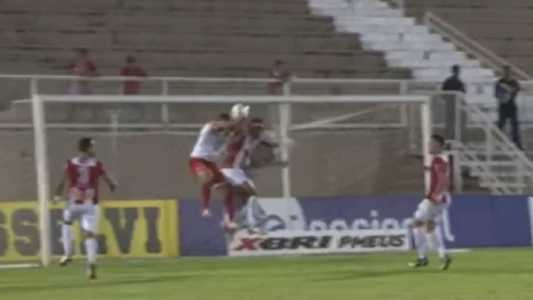 Momento em que Roger tocou a bola com o braço; na sequência, Amorim marcou para o Tombense