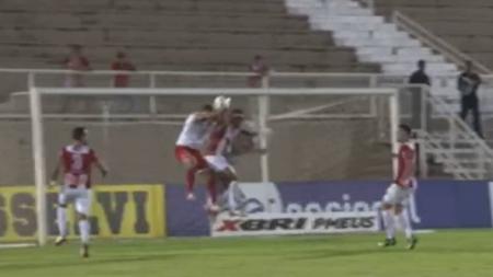 Momento em que Roger tocou a bola com o braço; na sequência, Amorim marcou para o Tombense