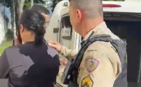 Momento em que Rosilene Veloso, de 43 anos, chega à delegacia