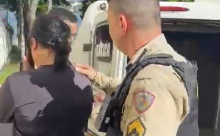 Momento em que Rosilene Veloso, de 43 anos, chega à delegacia
