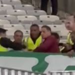 Vídeos mostram torcedor do Palmeiras sendo espancado por seguranças da Minas Arena