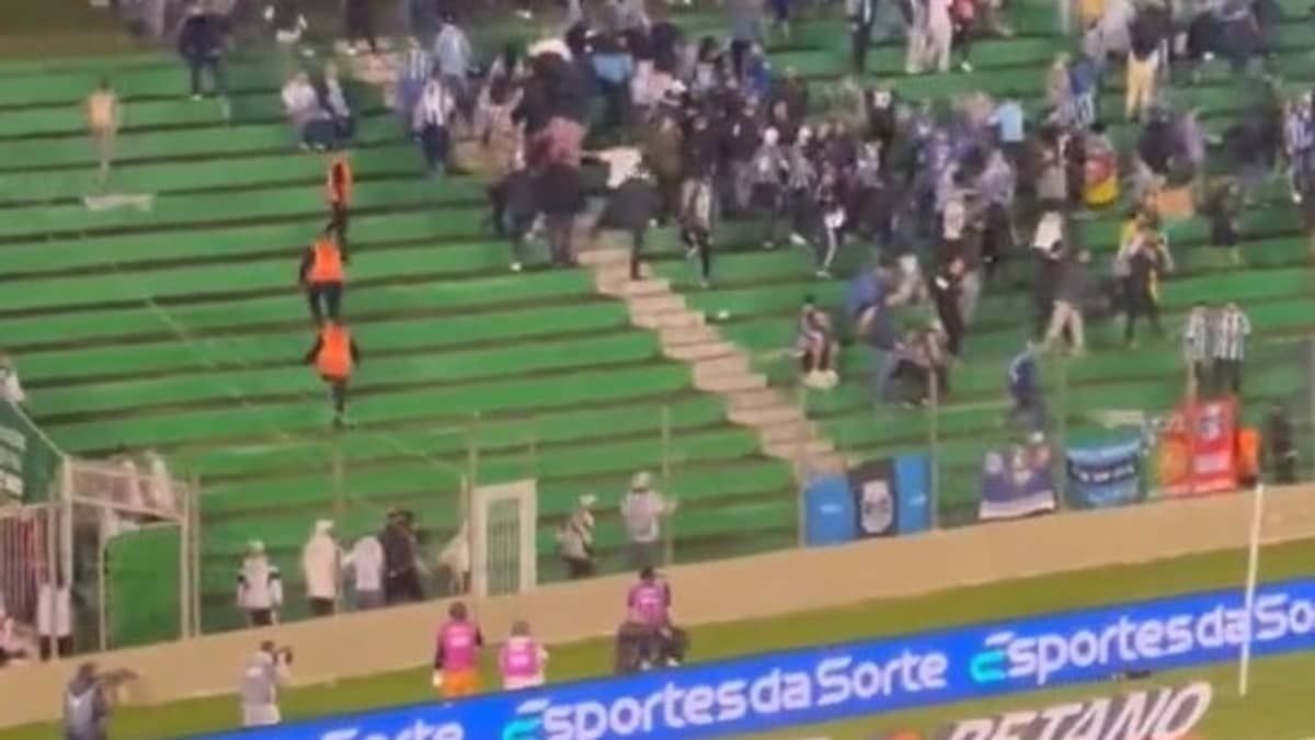 Confusão: torcida do Santos invade setor do Grêmio em jogo do Brasileiro