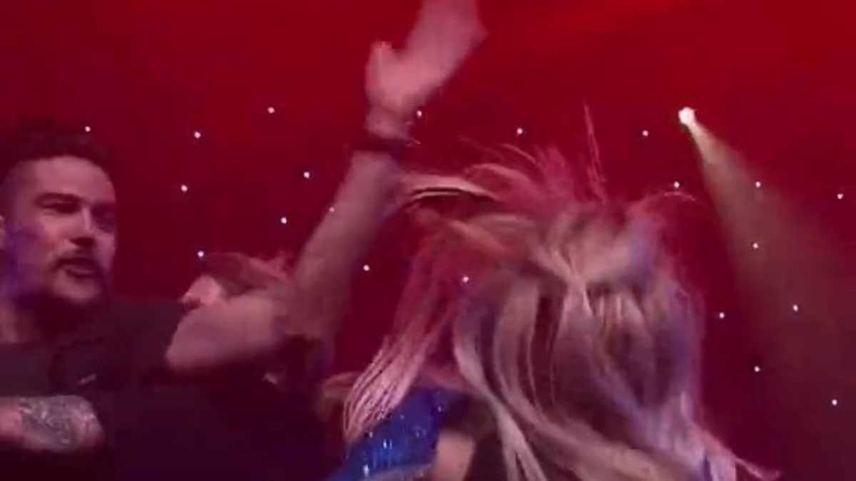 Cantora Ava Max é agredida durante show em Los Angeles