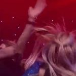 Cantora Ava Max é agredida durante show em Los Angeles