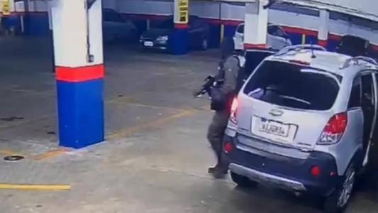 Momento em que a quadrilha chega ao supermercado