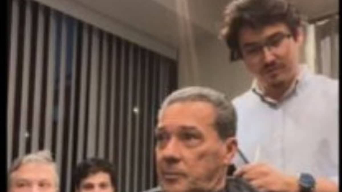 'Bronca' de Luxemburgo por corte de cabelo foi encenada, revela barbeiro