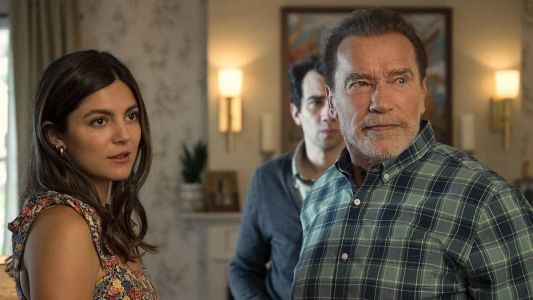 Monica Barbaro e Arnold Schwarzenegger vivem pai e filha em 'FUBAR'