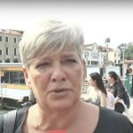 Italiana dos vídeos 'Attenzione, pickpocket' tem celular roubado por batedores de carteira