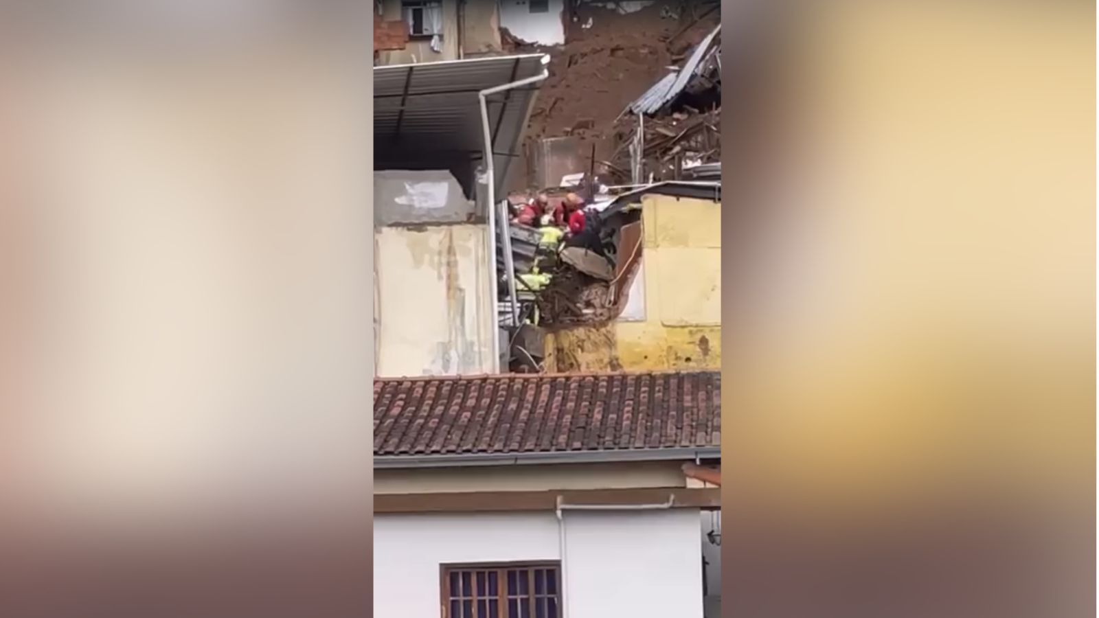 Chuva em Juiz de Fora: vídeo mostra resgate de mãe presa em deslizamento