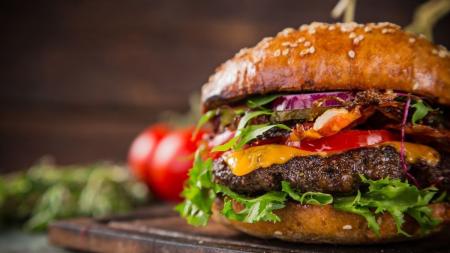 Bife de hambúrger pode ser feito com uma mistura de carnes com gordura para dar mais sabot