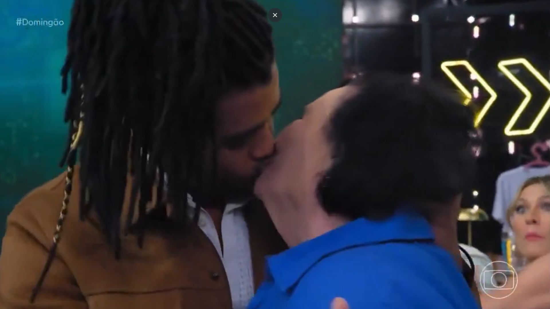Mãe de Paulo Gustavo, Dona Déa dá beijão em ex-BBB Diogo Almeida