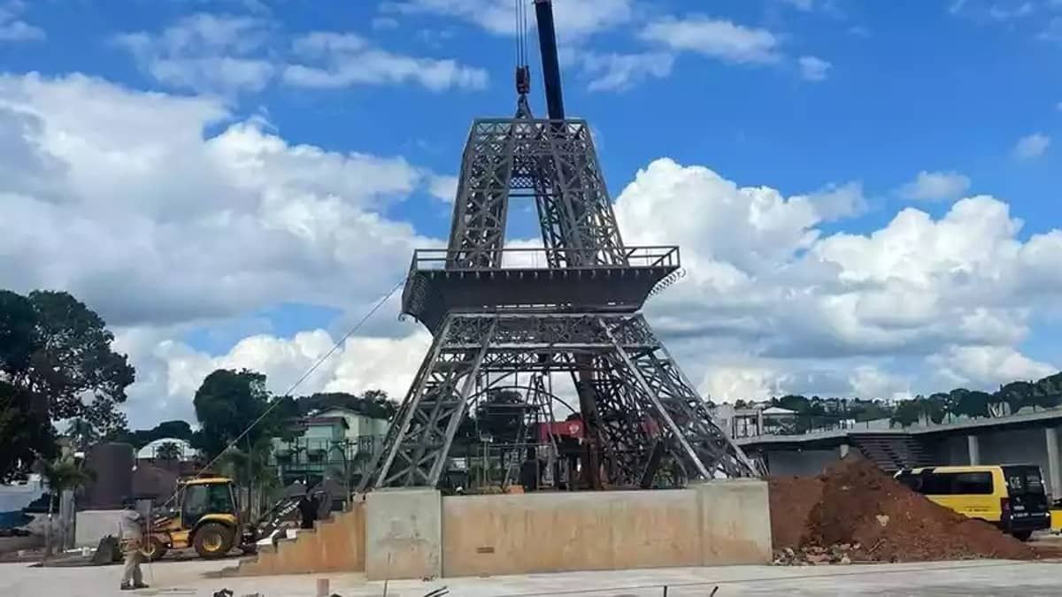 Lagoa Santa ganha réplica de 30 metros da Torre Eiffel