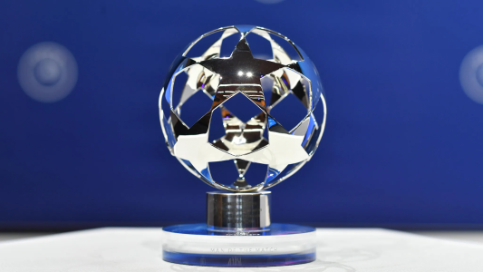 Troféu da Champions League foi arremat