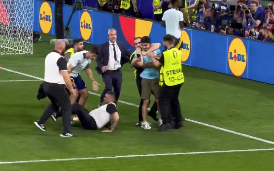 Morata é atingido de forma bizarra por segurança e pode perder final da Euro; assista