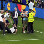 Morata é atingido de forma bizarra por segurança e pode perder final da Euro; assista