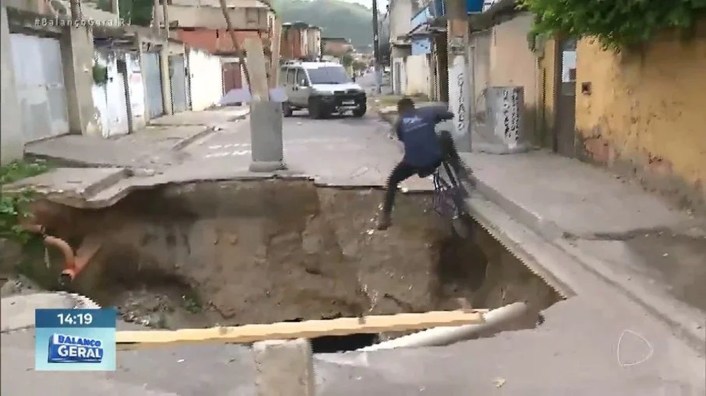 Vídeo: homem cai em cratera durante reportagem ao vivo sobre buracos e xinga prefeito
