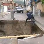 Vídeo: homem cai em cratera durante reportagem ao vivo sobre buracos e xinga prefeito