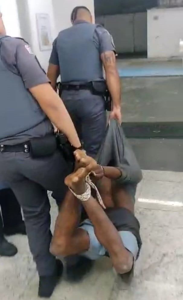 Justiça toma decisão sobre policiais acusados de tortura por amarrar homem negro pelos pés