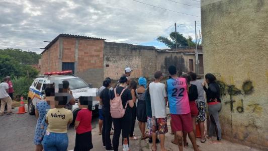 Moradores acompanham trabalho da polícia após execução no Barreiro