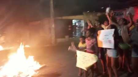 Moradores colocaram fogo na rua e bloquearam trânsito