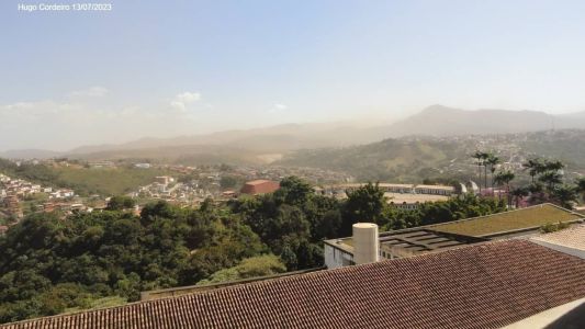 Moradores compartilharam imagens da poeira que cobriu o horizonte de Congonhas