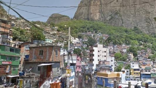 Moradores da favela da Rocinha sofrem com falta de energia elétrica em meio a onda de calor que atinge o Brasil