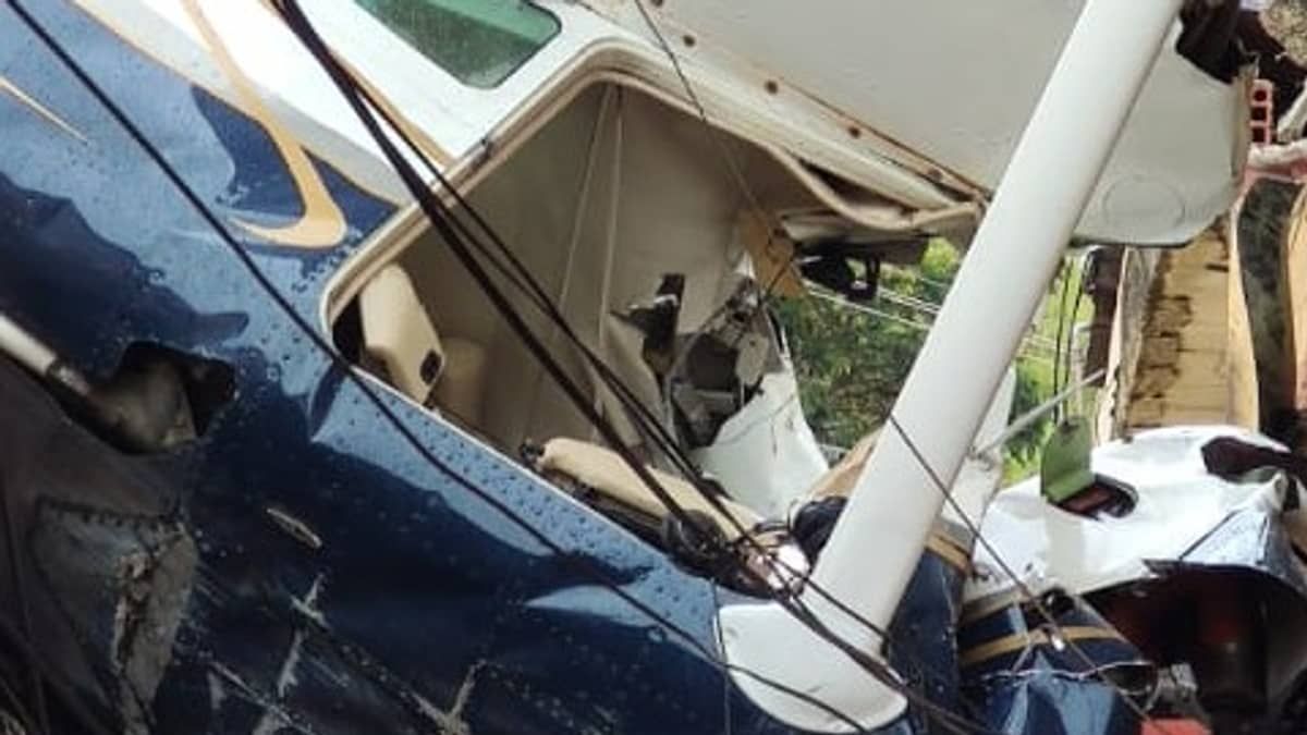 Veja fotos de dentro da casa atingida por avião que caiu em BH 