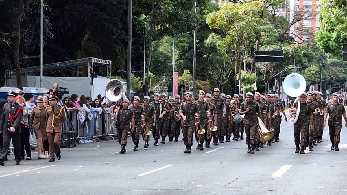 Veja fotos e vídeos do desfile de 7 de Setembro, que leva multidão ao Centro de BH