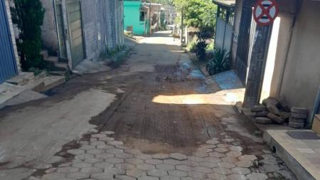 Moradores denunciam esgoto a céu aberto, ausência de asfalto e mau cheiro
