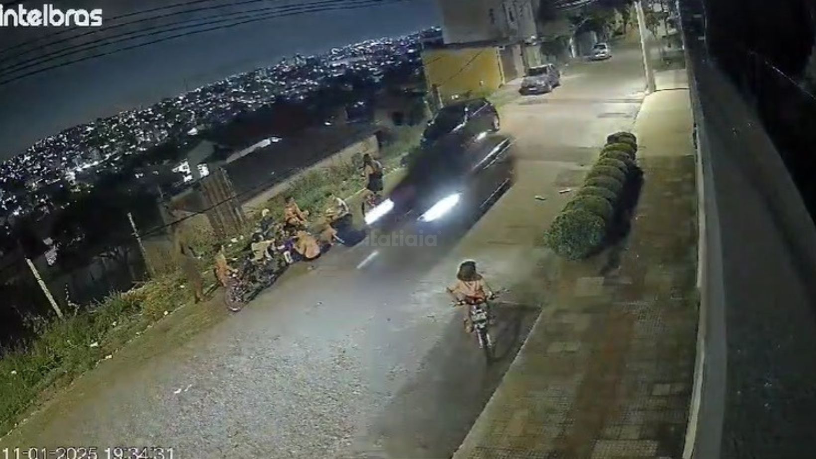 Vídeo: pai denuncia vizinho por tentar atropelar crianças com carro em alta velocidade em BH