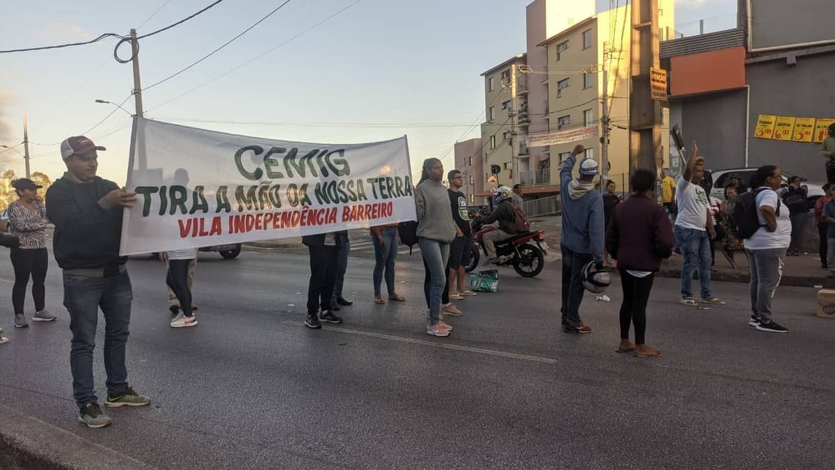 Moradores de comunidades de BH protestam contra ordens de despejo pedidas pela Cemig