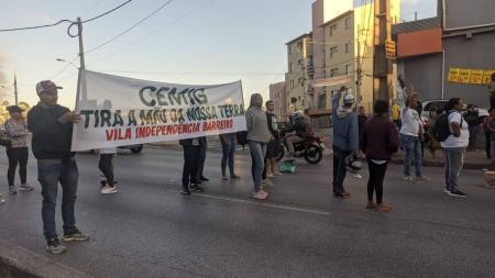 Moradores fecharam faixa da avenida Nossa Senhora do Carmo