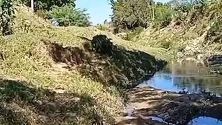 Moradores mostram trecho de córrego em que ponte cedeu