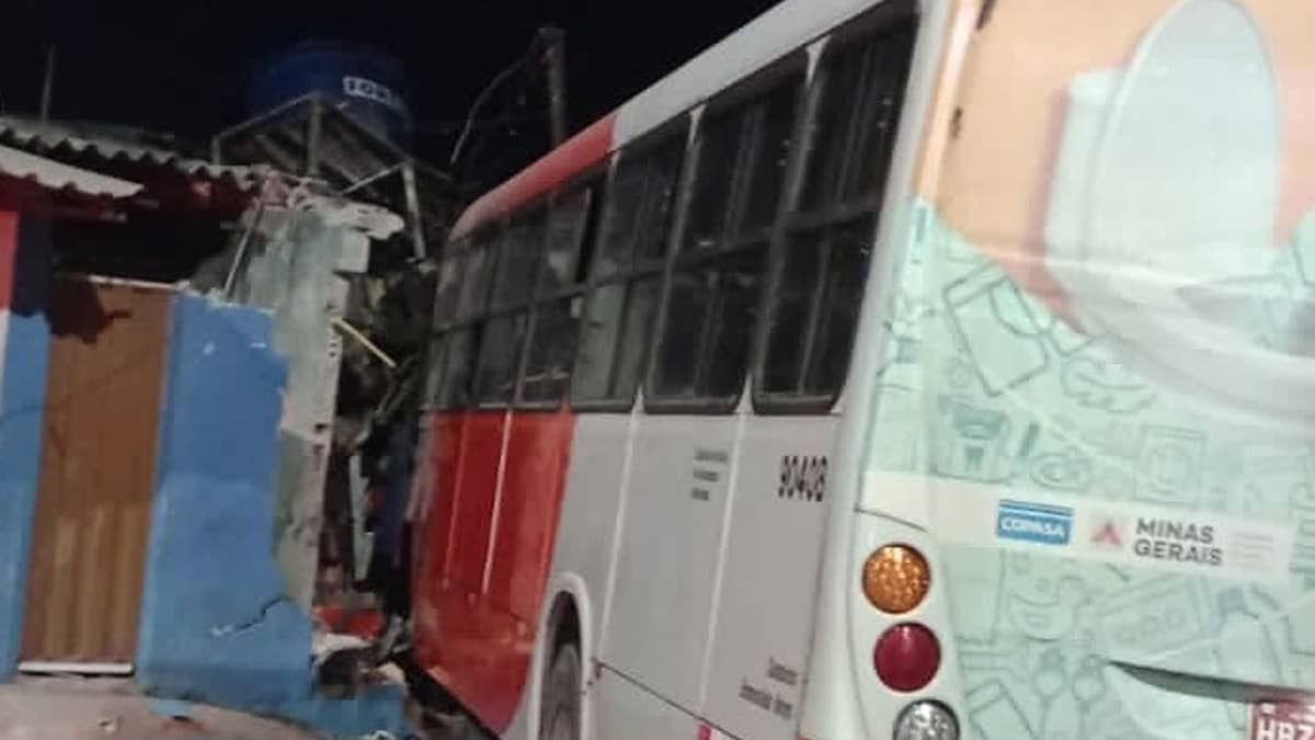 Ônibus bate em casa e deixa feridos em Ribeirão das Neves  