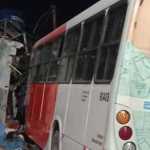 Ônibus bate em casa e deixa feridos em Ribeirão das Neves