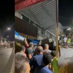 Vídeo: populares se unem para esvaziar loja e impedir que fogo se alastre em BH