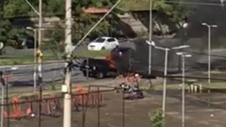 Moradores registraram as chamas do carro
