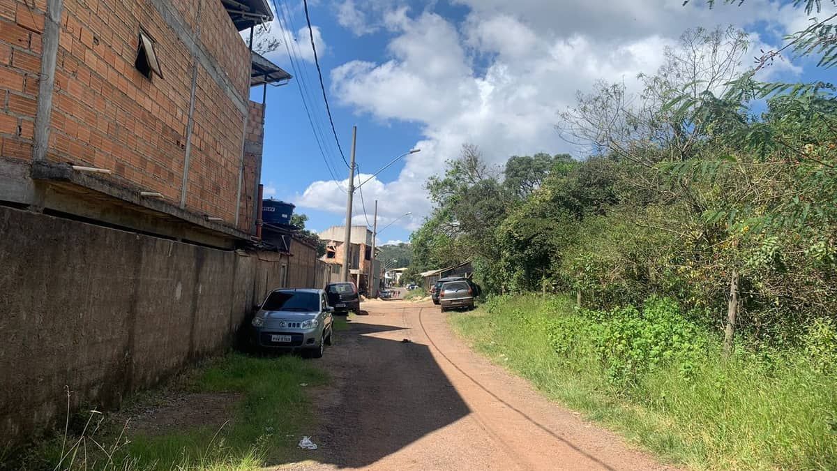 Moradores de Nova Lima denunciam 'água marrom' da Copasa e fazem fila para buscar água